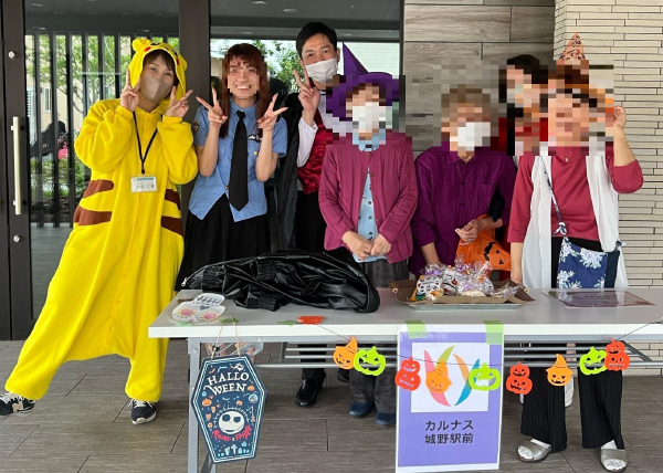 施設スタッフと入居者がハロウィンイベントを楽しんでいる風景。仮装して記念撮影