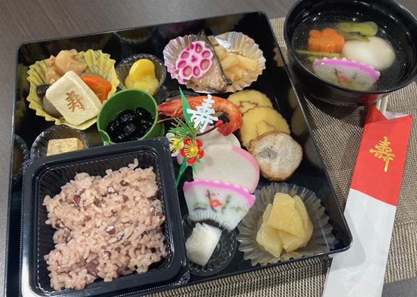 介護施設の栄養バランス食。多彩なおかずと汁物が盛り付けられた配食